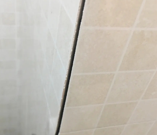 海伦瓷砖空鼓维修公司分享阳台瓷砖脱落的修复过程可以分为以下几个步骤