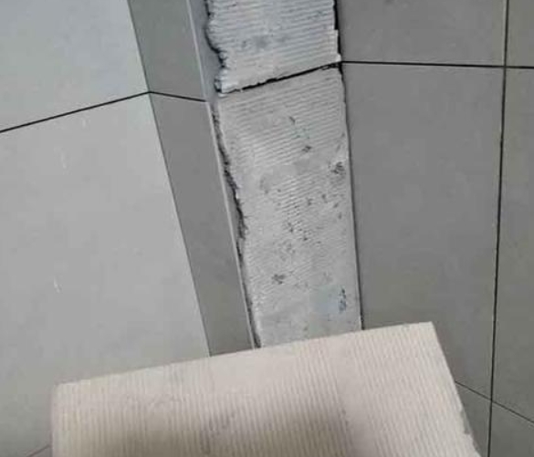 海伦瓷砖空鼓维修公司分享下厨房瓷砖脱落的补救措施。